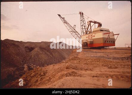 Estrazione a nastro con attrezzatura dragline presso la miniera Navajo in Arizona settentrionale 06-1972 (4266494774). Foto Stock