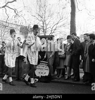 La prova si è svolta questa mattina per la rappresentazione del film reale che si terrà lunedì sera di fronte ai membri della famiglia reale presso l'Odeon, Leicester Square. Kenneth More si unisce ai buskers 'The Roadsters' sulla batteria mentre Joan Collins. Warren Beatty, Brenda de Banzie e Susannah York orologi. 19th febbraio 1961. Foto Stock