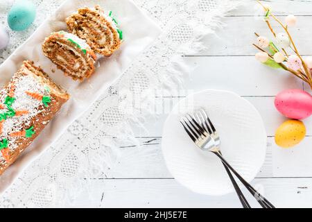 Vista dall'alto di un rotolo di gelatina di torta di carote pronto per servire il brunch di Pasqua. Foto Stock