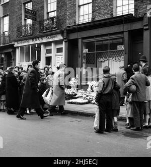 Il funerale ebbe luogo oggi di Billy Boy Blythe, morto dopo un'operazione per ulcere mentre serviva una sentenza di cinque anni a Walton Gaol, Liverpool. Blythe era stato giudicato colpevole di Jack 'pot' Comer, che martellava illegalmente. Il corteo funebre che lascia Middleton Street, Clerkenwell. 25th febbraio 1957. Foto Stock