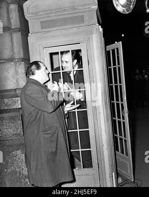 Richard Dimbleby filma per la televisione francese alla Victoria Station. 9th marzo 1956. Foto Stock