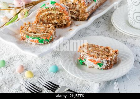 Un servizio di torta di carote gelatina rotolino per il brunch di Pasqua Foto Stock