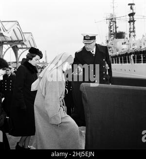 I funerali di Edwina Mountbatten, contessa Mountbatten della Birmania a bordo di HMS Wakeful al largo di Portsmouth. Louis Mountbatten aiuta la sorella Principessa Alice a bordo, insieme alle sue figlie Pamela Hicks e Patricia Knatchbull. 25th febbraio 1960. Foto Stock