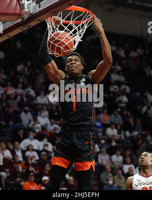 Blacksburg, Virginia, Stati Uniti. 26th Jan 2022. Miami (Fl) Hurricanes Forward Anthony Walker (1) cattura un vicolo-oop durante la partita di pallacanestro NCAA tra i Miami Hurricanes e i Virginia Tech Hokies al Cassell Coliseum di Blacksburg, Virginia. Greg Atkins/CSM/Alamy Live News Foto Stock