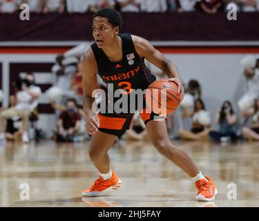 Blacksburg, Virginia, Stati Uniti. 26th Jan 2022. Miami (Fl) la guardia degli uragani Charlie Moore (3) si sgocciola durante la partita di pallacanestro NCAA tra gli uragani di Miami e i Virginia Tech Hokies al Cassell Coliseum di Blacksburg, Virginia. Greg Atkins/CSM/Alamy Live News Foto Stock