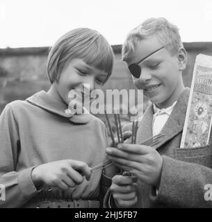 I bambini godono di notte dei falò al Villaggio Pestalozzi per bambini in Sedlescombe, East Sussex, 5 novembre 1960. La comunità è chiamata dopo il diciottesimo secolo pedagogista svizzero Johann Heinrich Pestalozzi, che ha dedicato la sua vita alla chiusura di divisioni nella società attraverso l educazione di tutta la persona - la loro testa, il cuore e le mani. Foto Stock