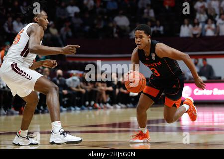 Blacksburg, Virginia, Stati Uniti. 26th Jan 2022. Miami (Fl) la guardia degli uragani Charlie Moore (3) guida durante la partita di basket NCAA tra gli uragani di Miami e i Virginia Tech Hokies al Cassell Coliseum di Blacksburg, Virginia. Greg Atkins/CSM/Alamy Live News Foto Stock