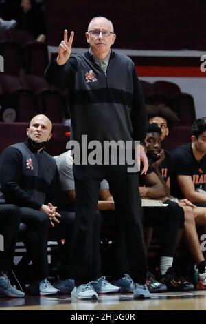 Blacksburg, Virginia, Stati Uniti. 26th Jan 2022. Il capo allenatore di Miami (Fl) Hurricanes Jim Larranaga chiama un gioco durante la partita di basket NCAA tra gli uragani di Miami e i Virginia Tech Hokies al Cassell Coliseum di Blacksburg, Virginia. Greg Atkins/CSM/Alamy Live News Foto Stock