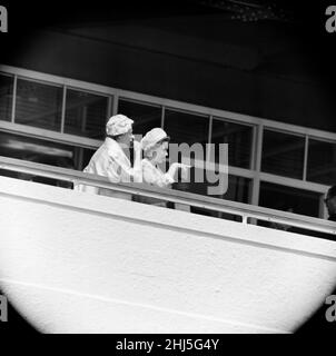 Giorno di Derby a Epsom. Nella foto, la regina Elisabetta II e la principessa Margaret guardano una gara che ha il colt della regina, 'sopra sospetto', in essa. 3rd giugno 1959. Foto Stock