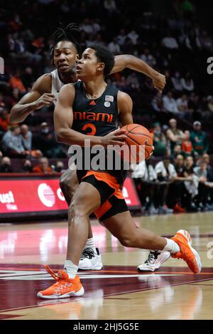 Blacksburg, Virginia, Stati Uniti. 26th Jan 2022. Miami (Fl) la guardia degli uragani Charlie Moore (3) guida al basket durante la partita di pallacanestro NCAA tra i Miami Hurricanes e i Virginia Tech Hokies al Cassell Coliseum di Blacksburg, Virginia. Greg Atkins/CSM/Alamy Live News Foto Stock