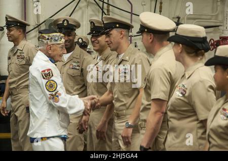 STU Hedley, un funzionario Petty capo della Marina in pensione, scrolla le mani con Chief Information Systems Technician. (26207437916). Foto Stock