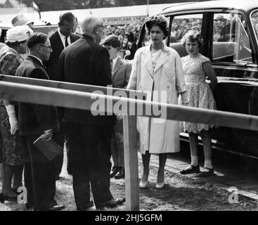 La regina Elisabetta II in visita al Galles. La Regina, il Duca di Edimburgo e il Principe di Galles si ergono insieme mentre vengono accolti al Royal Pavilion sul terreno di Eisteddfod. La principessa Anne si alza contro la macchina reale. Cardiff, Galles. 6th agosto 1960. Foto Stock