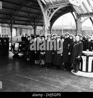 I funerali di Edwina Mountbatten, contessa Mountbatten della Birmania a bordo di HMS Wakeful al largo di Portsmouth. Louis Mountbatten guarda la bara mentre viene portata a bordo della nave, con lui sono le sue figlie Pamela e Patricia e sua sorella, la Principessa Alice. 25th febbraio 1960. Foto Stock