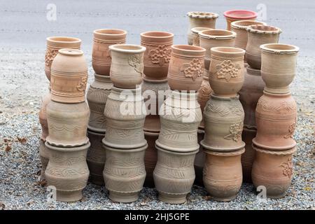 Vasi decorativi di fiori e vasi nel negozio Foto Stock