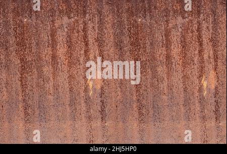 Vecchio foglio di ferro ondulato invecchiato con texture rustica marrone per sfondo Foto Stock
