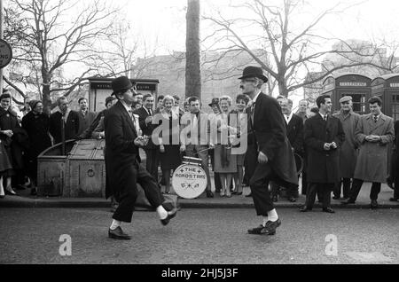 La prova si è svolta questa mattina per la rappresentazione del film reale che si terrà lunedì sera di fronte ai membri della famiglia reale presso l'Odeon, Leicester Square. Kenneth More si unisce ai buskers 'The Roadsters' sulla batteria mentre Joan Collins. Warren Beatty, Brenda de Banzie e Susannah York orologi. 19th febbraio 1961. Foto Stock