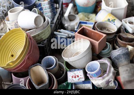 varie pentole usate di ceramica e argilla per succulenti e cactus Foto Stock