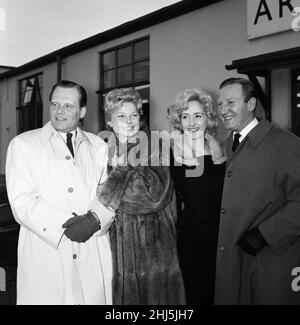 La delegazione britannica al Festival Internazionale del Film di Punta del Este, nel corso del quale l'ingresso ufficiale britannico è "Conspiracy of Hearts", ha lasciato l'aeroporto di Londra per l'Uruguay. L-R Albert Lieven, Mary Peach, Liz Fraser e Leslie Phillips. 19th gennaio 1961. Foto Stock