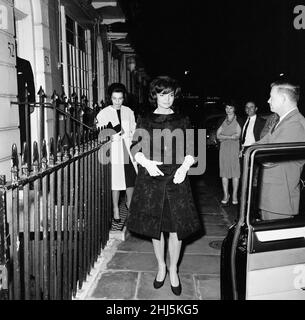 Visita privata a Londra del presidente americano John F. Kennedy e della First Lady Jacqueline Kennedy per la cerimonia di battesimo della loro nipote Anna Christina Radziwill, tenutasi all'Abbazia di Westminster. La prima Lady Jackie Kennedy lascia 52 Brompton Square con la sorella Princess Lee Radziwill dopo aver cenato all'Astors. JFK partì la notte prima per Washington. 6th giugno 1961. Foto Stock