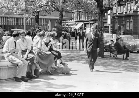 Tennessee Williams, a piedi a Londra, giovedì 14th maggio 1959. Foto Stock