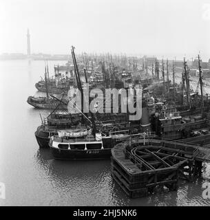 Pesca caratteristica a Grimsby, Lincolnshire. I pescherecci da traino colpiscono il molo. 12th aprile 1961. Foto Stock