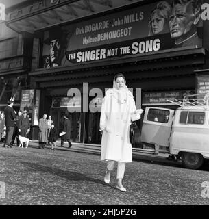 La prova si è svolta questa mattina per la rappresentazione del film reale che si terrà lunedì sera di fronte ai membri della famiglia reale presso l'Odeon, Leicester Square. Shirley Anne Field lascia il teatro a pranzo per tornare a casa a letto. Ha una cattiva dose di influenza. 19th febbraio 1961. Foto Stock