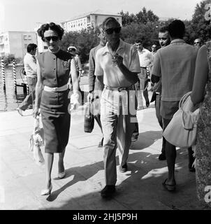 1956 Festival del Cinema di Venezia, venerdì 31st agosto 1956. I nostri spettacoli di foto ... Duca e Duchessa di Windsor, Principe Edoardo e Wallis Simpson, si alzano al palcoscenico Excelsior da Venezia. Foto Stock