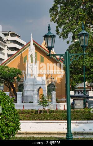 Vista da Atsadang Rd su Wat Rajabophit (Ratchabophit) e una guglia costruita su un cimitero contenente ceneri impantanate dei re thailandesi Foto Stock