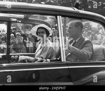La Regina Elisabetta II è raffigurata durante una visita di due giorni nella capitale gallese, Cardiff, Galles, venerdì 5th agosto 1960. Out immagini spettacoli ... La Regina e Duca di Edimburgo. Foto Stock