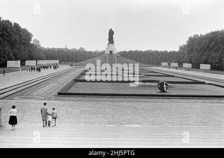 Scene a Berlino Est, Germania Est poco dopo l'inizio della costruzione del muro di Berlino. Persone che visitano il memoriale della Guerra Sovietica e il cimitero nel Parco Treptower, Berlino Est. Fu costruita su progetto dell'architetto sovietico Yakov Pelopolsky per commemorare 7.000 dei 80.000 soldati sovietici caduti nella battaglia di Berlino ad AprilCMaggio 1945. 18th agosto 1961. Foto Stock