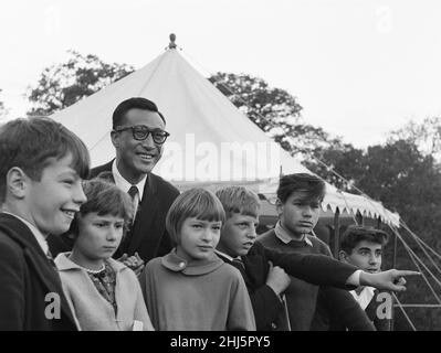 I bambini godono di notte dei falò al Villaggio Pestalozzi per bambini in Sedlescombe, East Sussex, 5 novembre 1960. La comunità è chiamata dopo il diciottesimo secolo pedagogista svizzero Johann Heinrich Pestalozzi, che ha dedicato la sua vita alla chiusura di divisioni nella società attraverso l educazione di tutta la persona - la loro testa, il cuore e le mani. Foto Stock