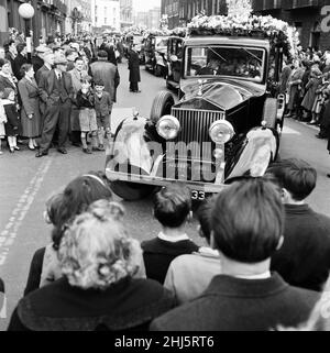 Il funerale ebbe luogo oggi di Billy Boy Blythe, morto dopo un'operazione per ulcere mentre serviva una sentenza di cinque anni a Walton Gaol, Liverpool. Blythe era stato giudicato colpevole di Jack 'pot' Comer, che martellava illegalmente. Il corteo funebre che lascia Middleton Street, Clerkenwell. 25th febbraio 1957. Foto Stock