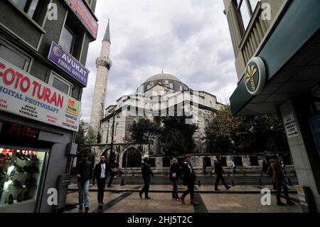 La moschea di Laleli è stata progettata in stile barocco, questa moschea imperiale ottomana del 18th secolo presenta una cupola e minareti. Istanbul, Turchia. Foto Stock