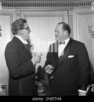 Premi televisivi al Dorchester Hotel. Le foto sono Robin Day e Richard Dimbleby. 3rd dicembre 1958. Foto Stock