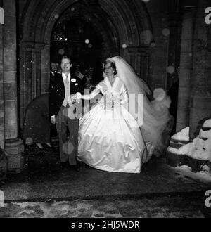 Le nozze di Pamela Mountbatten e David Hicks a Romsey Abbey, Hampshire. 13th gennaio 1960. Foto Stock