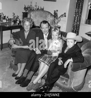 L'attore John Mills a casa con sua moglie Mary Hayley Bell e due dei loro figli, Hayley e Jonathan. 31st dicembre 1959. Foto Stock