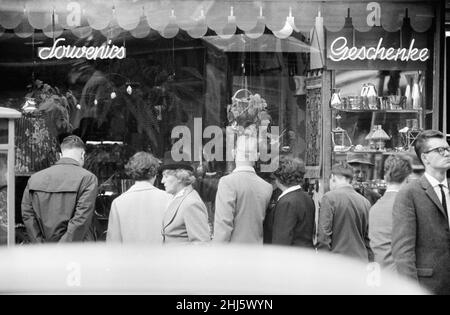 Scene a Berlino Ovest, Germania Ovest che mostrano la vita quotidiana che continua come normale subito dopo l'inizio della costruzione del Muro di Berlino. 18th agosto 1961. Foto Stock