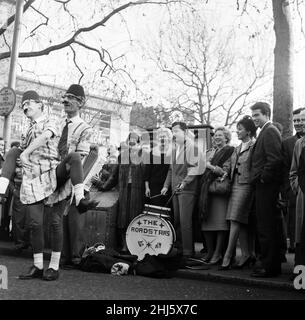 La prova si è svolta questa mattina per la rappresentazione del film reale che si terrà lunedì sera di fronte ai membri della famiglia reale presso l'Odeon, Leicester Square. Kenneth More si unisce ai buskers 'The Roadsters' sulla batteria mentre Joan Collins. Warren Beatty, Brenda de Banzie e Susannah York orologi. 19th febbraio 1961. Foto Stock