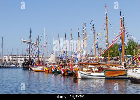 Allineamento di vecchi carri nel porto di Dunkerque Foto Stock