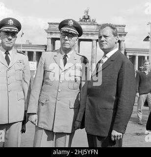 Inizio della costruzione del muro di Berlino. A mezzanotte del 13th agosto la polizia e le unità dell'esercito della Germania orientale cominciarono a chiudere il confine e, entro la domenica mattina del 13 agosto, il confine con Berlino Ovest fu chiuso. La foto scattata tre giorni dopo mostra: Il generale Bruce C Clarke, comandante in capo dell'esercito degli Stati Uniti in Europa (centro) con il comandante di Berlino del generale Fredrick Hartel (sinistra) e il sindaco di Berlino Ovest Willy Brandt alla porta di Brandeburgo, tre giorni dopo la costruzione ha cominciato. 16th agosto 1961. Foto Stock