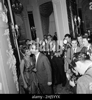 Sophia Loren con Peter Sellers. Essi parteciperanno insieme alla produzione Dimitri de Grunwald. 'The Millionairess' basato sul gioco di George Bernard Shaw. 18th maggio 1960. Foto Stock