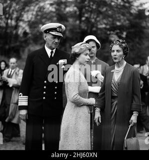 Visita in Danimarca della Regina Elisabetta II e del Principe Filippo, duca di Edimburgo. Durante una visita al cimitero commemorativo del movimento di resistenza sono raffigurati re Federico IX di Danimarca, la regina Elisabetta II, la principessa danese Margrethe e la regina Ingrid. 23rd maggio 1957. Foto Stock