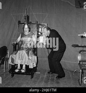 Un uomo che elettricava la moglie per una presentazione da fiera. Boston, Lincolnshire. 10th maggio 1957. Foto Stock