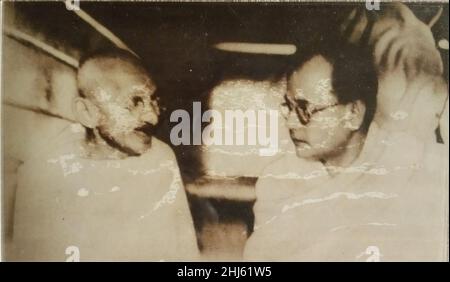 Subhas Chandra Bose e Mahatma Gandhi che hanno conversazione in un compartimento ferroviario. Foto Stock