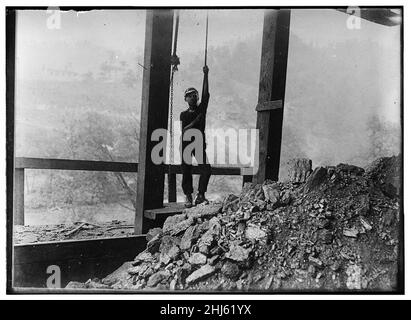 Oggetto - carbone. -70 Welch Mining Co., Welch W. Va. Boy corsa 'trip corda' a tiple. Troppo cresciuto, ma sembrava vecchio di 13 anni. Ha lavorato 10 ore al giorno. Foto Stock