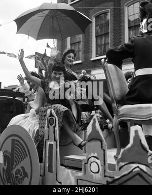 Scene durante l'annuale Soho Fair nel centro di Londra.8th luglio 1956. Foto Stock