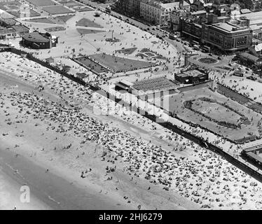 Rhyl, una località balneare e comunità nella contea del Denbighshire, si trova all'interno dei confini storici del Flintshire, sulla costa nord-orientale del Galles alla foce del fiume Clwyd, lunedì 18th maggio 1959. La nostra foto mostra ... vista aerea della passeggiata e sabbie a mezzogiorno dare un'idea della folla che invade il resort del Galles del Nord. Foto Stock