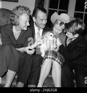 L'attore John Mills a casa con sua moglie Mary Hayley Bell e due dei loro figli, Hayley e Jonathan. 31st dicembre 1959. Foto Stock