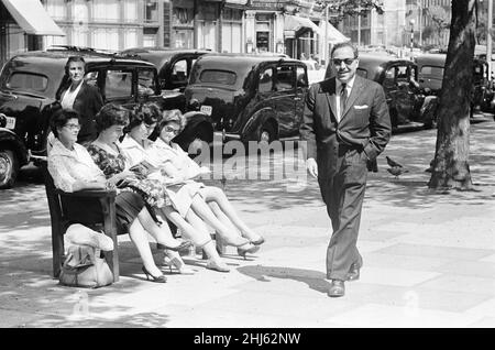 Tennessee Williams, a piedi a Londra, giovedì 14th maggio 1959. Foto Stock