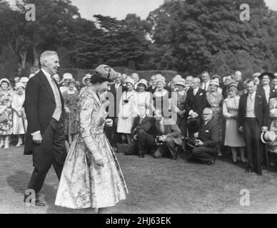 La Regina Elisabetta II è raffigurata durante una visita di due giorni nella capitale gallese, Cardiff, Galles, venerdì 5th agosto 1960. Out immagini spettacoli ... La Regina e Henry Brooks, ministro degli Affari gallesi, al Royal Garden Party nel terreno della casa di Dyffryn. Foto Stock